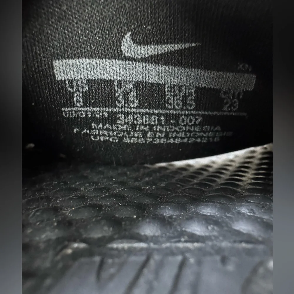 Nike Women’s Black Textured Slides‎ Size 6